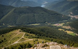 Panorama depuis le sommet du Ballon d'Alsace avec vue sur les crêtes vosgiennes et les vallées environnantes.